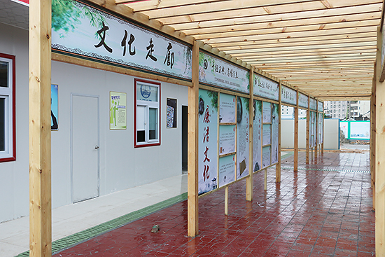 七分公司深圳现代有轨电车项目经理部自2015年7月中旬进场以来,在抓好生产经营工作的同时,以创建“幸福之家”活动为目标,按照局工会“幸福之家”“十大家园”建设要求,充分展示企业良好形象和员工精神风貌。 统筹规划,健全机制 。 项目部从建点起就建立了“党支部领导、行政支持、工会协调、团支部参与”的工作格局,及时成立了“幸福之家“创建工作领导小组。领导小组建立日常工作制度,按照 &ldquo