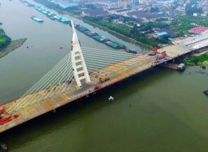 国内运河主跨最大、单索桥桥面最宽桥梁――扬州开发路跨京杭运河大桥顺利合龙