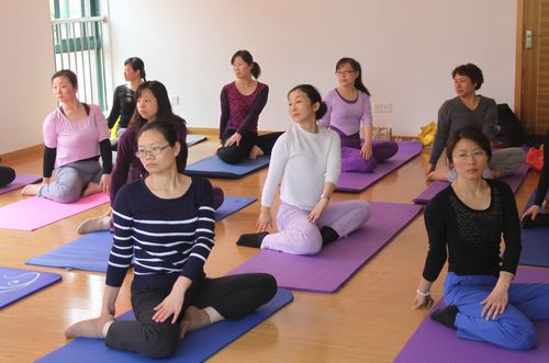 公司举办女职工瑜伽培训班