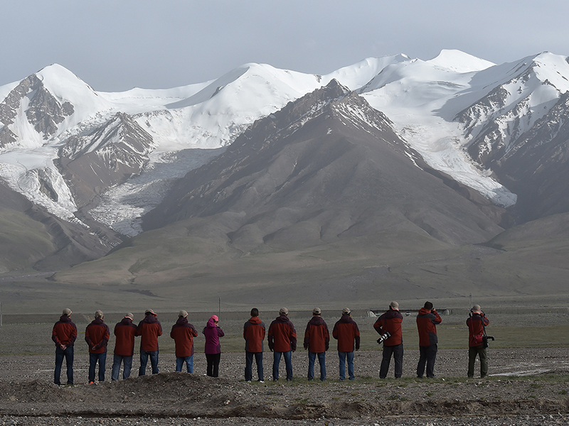 铁路从海拔6178米高的玉珠峰下经过，青藏铁路建设者们10年后回看