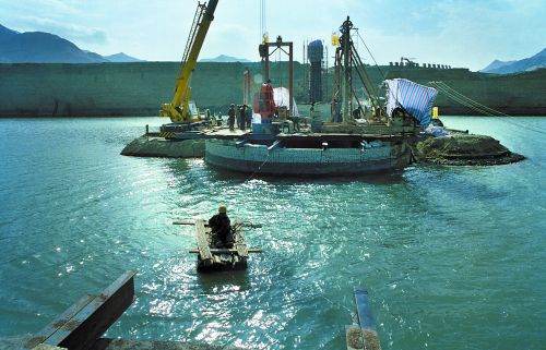 2001��9�£������·�ص���ƹ���֮һ�ĸ��ľѩˮ�Ӵ�����ˮ�ջ�����ҵ