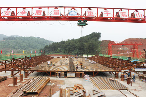 六企业承建柳州双拥大桥主桥首节段钢箱梁加工完成