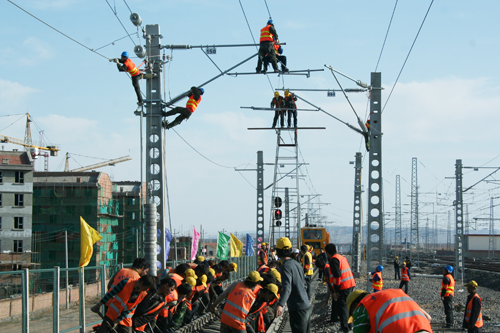 张集铁路乌兰察布路桥施工便线接触网顺利完成拨接