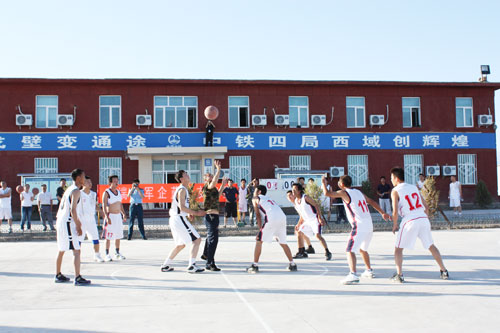 中铁四局兰（州）新（疆）轨枕场项目部与驻地部队举办篮球友谊赛