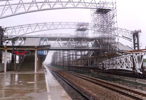 铜陵东火车站无柱雨棚第一榀主桁架梁成功对接