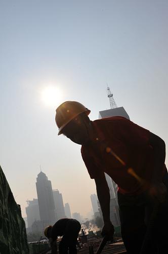 7月25日,在合肥一施工工地,中铁四局的建筑工人在烈日下作业.