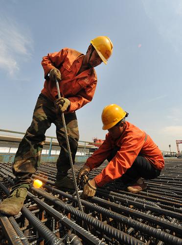 新华网:节日里坚守岗位的铁路建设者