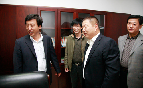 股份公司工会主席姚桂清看望慰问局机关部门员工图