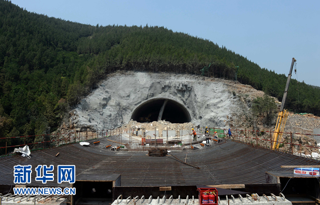 新华社:全国最长双向八车道山岭公路隧道7月贯通