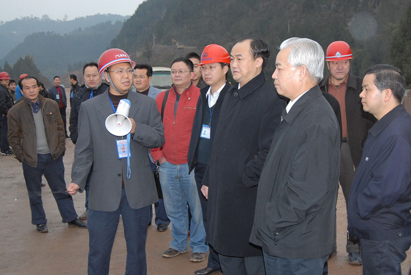 图为四川省政协主席（右三）视察公司广巴高速公路项目
