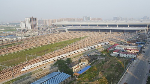 亚洲最大的铁路综合客运枢纽站——杭州东站，该站无站台柱雨棚工程荣获全国优秀焊接工