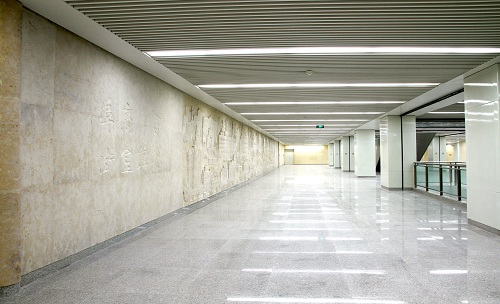 天津地铁三号线和平路站浮雕墙面