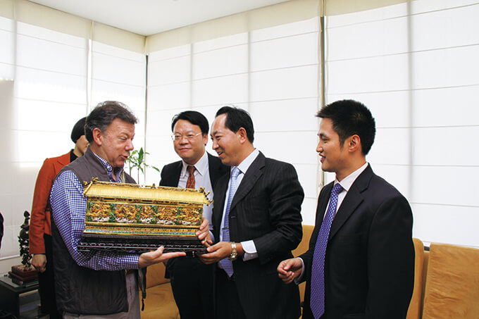 哥伦比亚总统桑托斯接见中国中铁四局集团商务代表团。