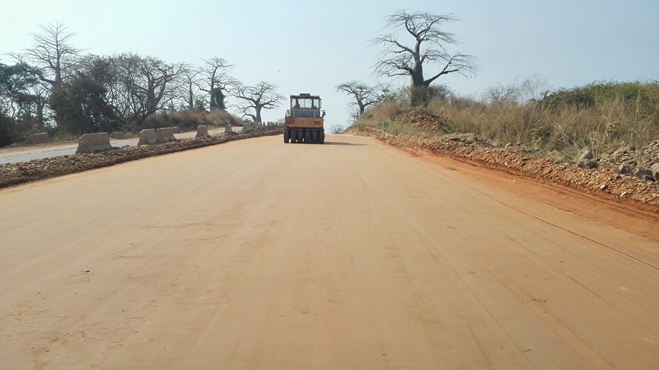 安哥拉北宽扎道路项目部回填土方碾压完成