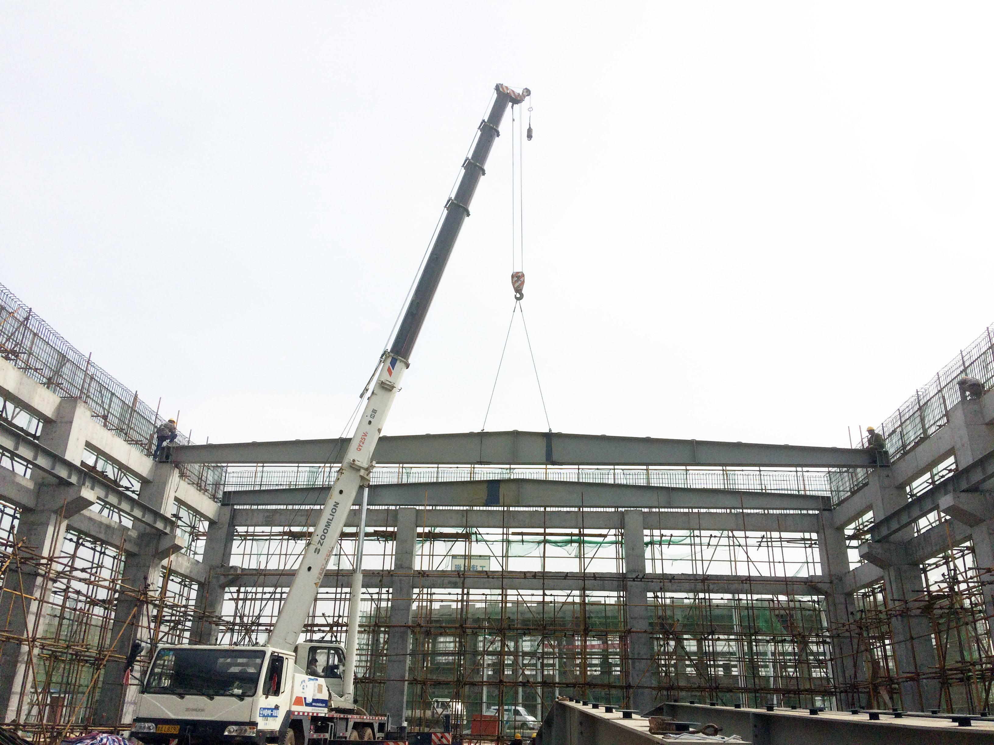 西安车辆段项目工建料棚24米钢屋架完成吊装