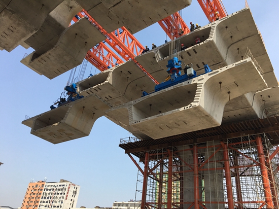 全国首例城市中心预制节段箱梁在南昌试拼装成功