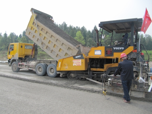 贵州新蒲项目部顺利完成全线路基水稳层铺设施