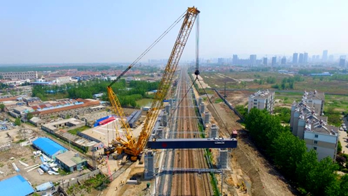 华东地区最大铁路钢横梁顺利吊装到位
