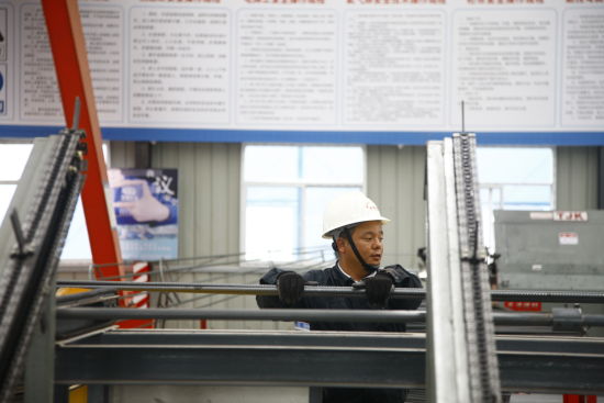 徐露平在国家重点工程商合杭铁路工地上劳动