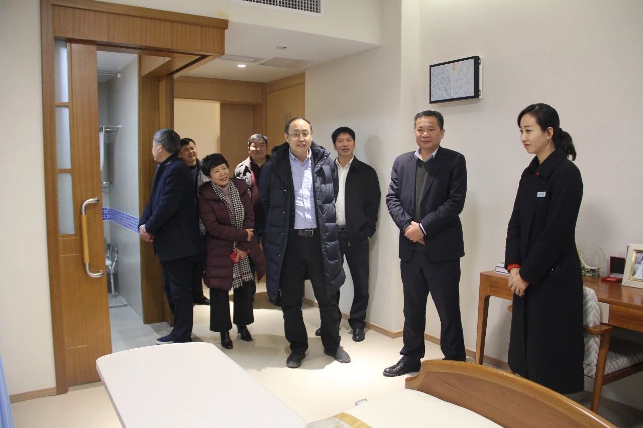 同济堂集团董事长张美华,执行总裁李明炎一行到中铁佰