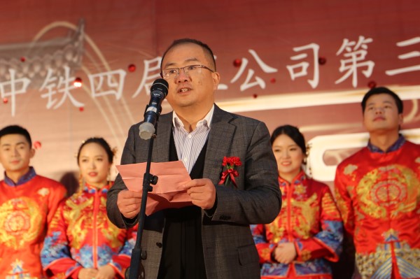 新人父母代表曹亚平致答谢词