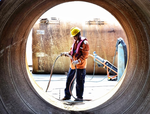 ��ҵ��Ա���ڽ��иֻ�Ͳ����