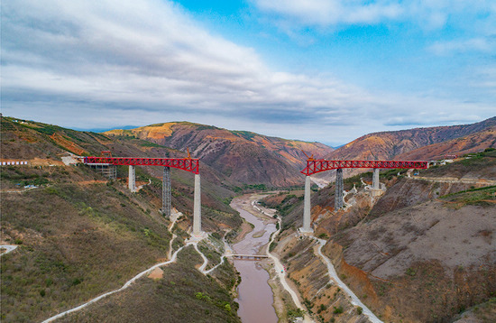 中老铁路国内段元江特大桥跨越154米世界最高墩