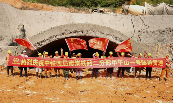 广西首条自主投资的城际客专铁路甲午山隧道顺利贯通