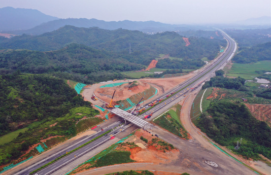 阳茂高速改扩建工程茂名段跨线桥架梁施工全部完成