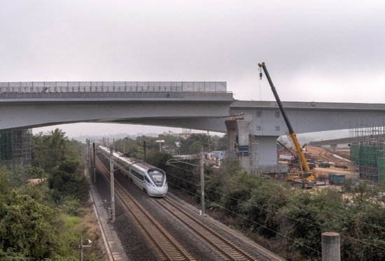 海南省首个万吨双幅跨高铁转体梁同步转体成功