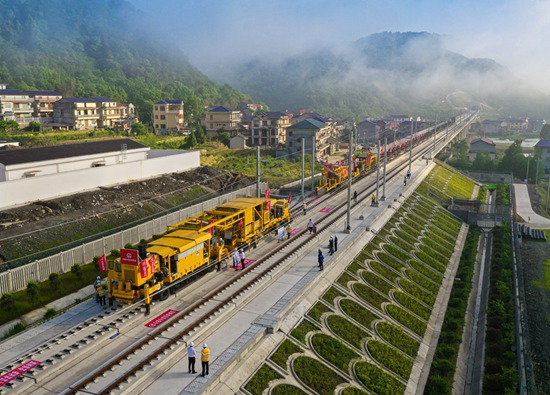 国内首套无砟轨道智能铺轨机组在张吉怀高铁建设中成功运用