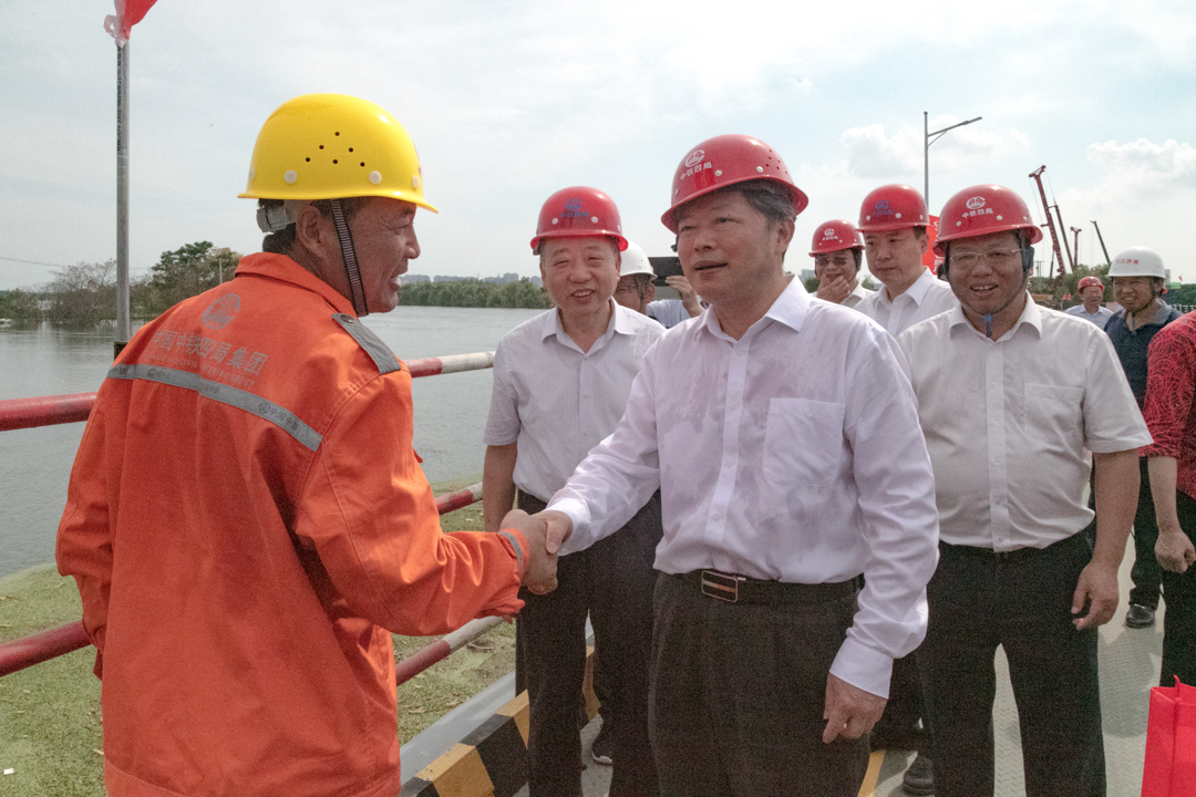 安徽省人大常委会副主任、省总工会主席李明到东津渡大桥项目送清凉