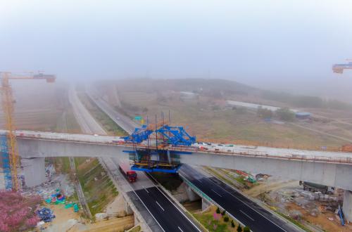 莱荣铁路2标项目最大跨度连续梁顺利合龙