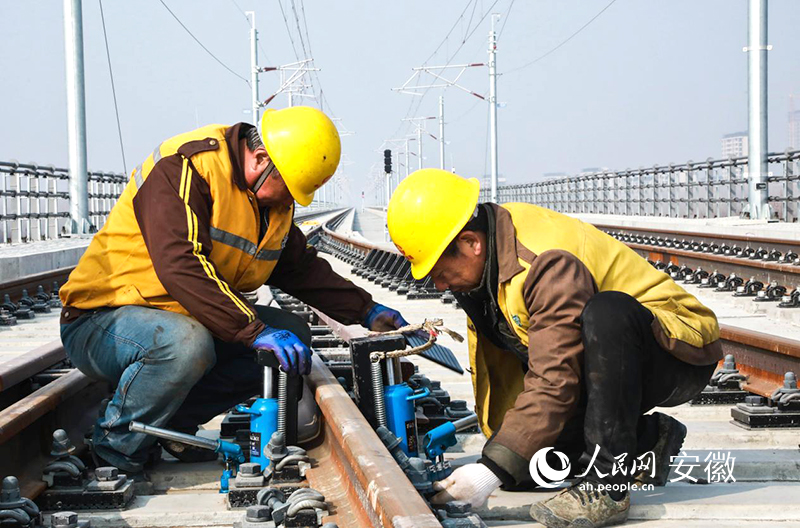建设者在一线加班加点建设滁宁城际铁路滁州段。人民网 陶涛摄