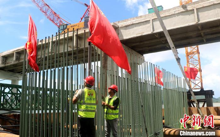 深汕西高速改扩建长沙湾特大桥左幅首个主墩承台顺利浇筑 陈海锋 摄